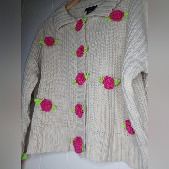 Chic Cream Cardigan with Pink Floral Details - Picture 5 of 10